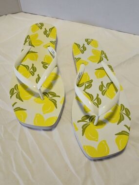Shade & Shore Women’s White Flip-Flops with Yellow Lemon Print